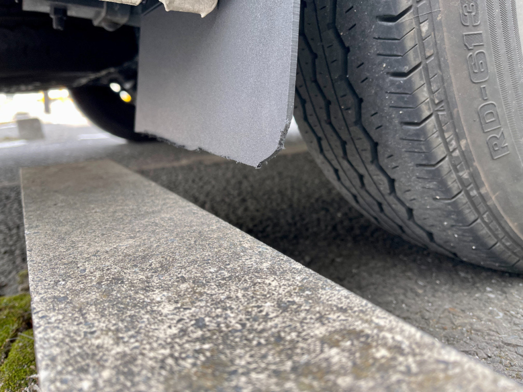 泥除け輪留めとの隙間